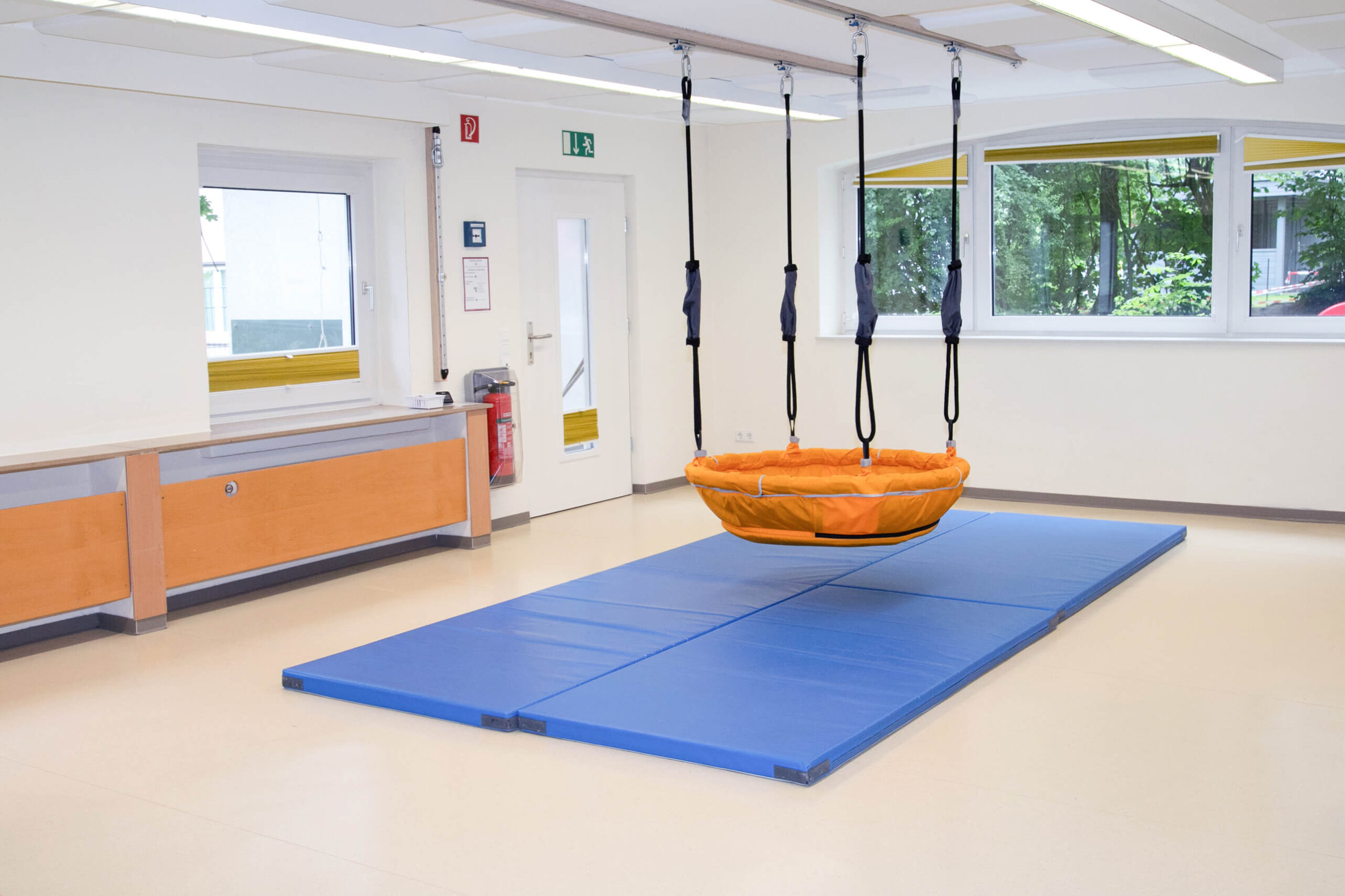 Turnhalle Schaukel mit Matten